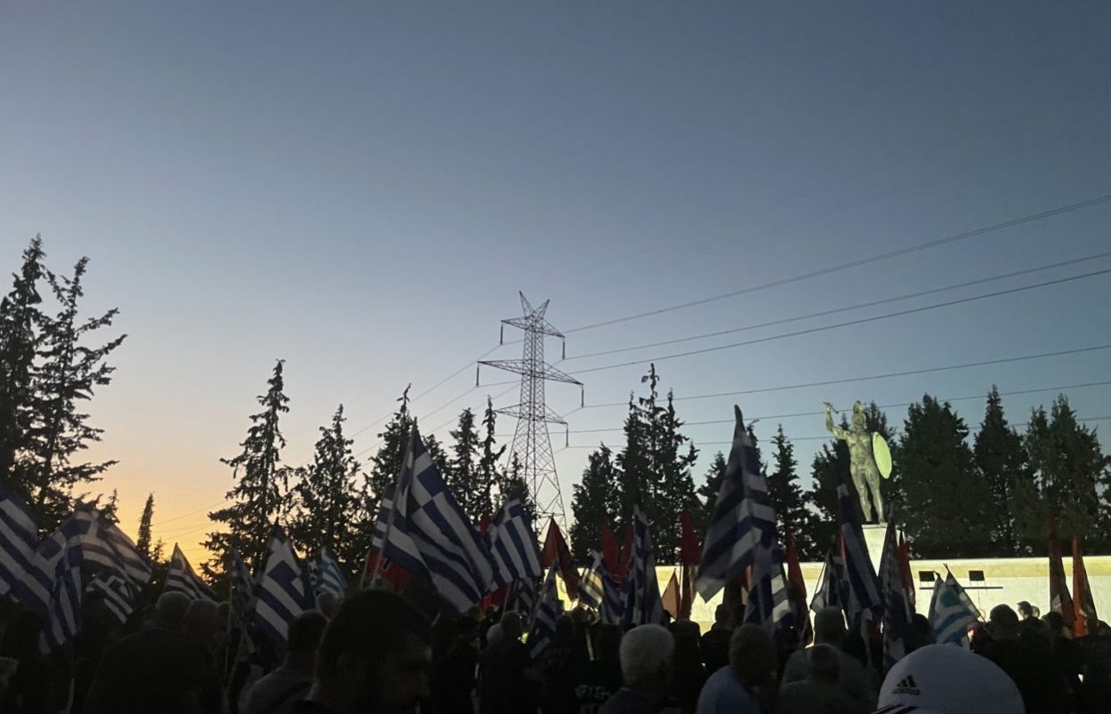 κοσμος αγαλμα αριστερα οκ