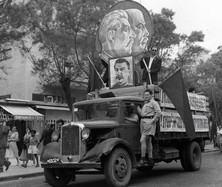 Portraits de Lénine et Staline sur un camion défilant pendant la fête du travail à Tel-Aviv, le 1er mai 1949 Hans Pin_Israeli Government Press Office (GPO) arton4607 (1)