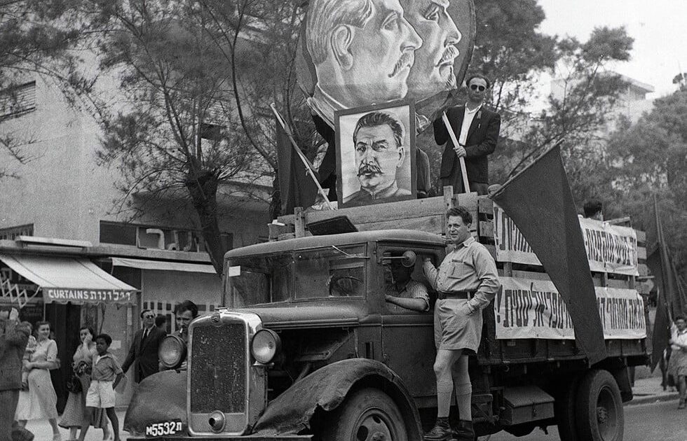 Portraits de Lénine et Staline sur un camion défilant pendant la fête du travail à Tel-Aviv, le 1er mai 1949 Hans Pin_Israeli Government Press Office (GPO) arton4607 (1)