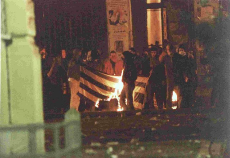 πολυτεχνειο 1995 καψιμο σημαιας